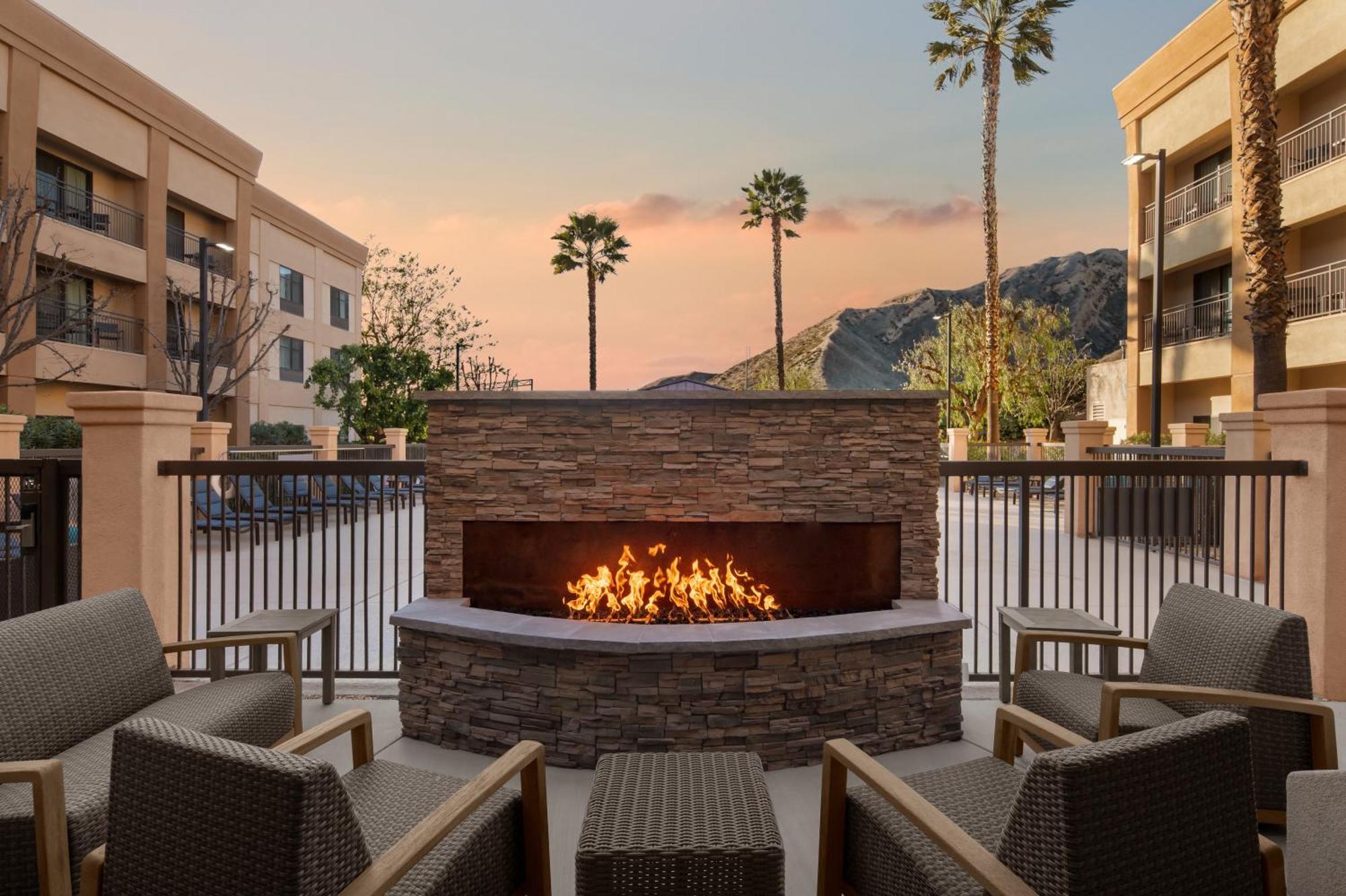Hotel Courtyard By Marriott Santa Clarita Valencia Exterior foto